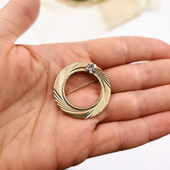 Vtg Minimalist Gold Tone Brooch with Rhinestone O Shape Penannular Circle Pin - Picture 7 of 7